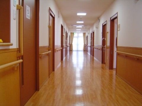 ニチイケアセンター富士厚原の廊下。明るく見通しがいい廊下は、夜間のお一人でのご通行も安心できます。