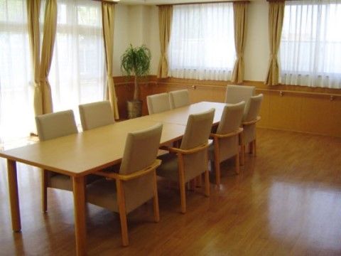 ニチイケアセンター富士厚原のダイニング。毎日多くの入居者様で大いに賑わっての、楽しいお食事風景となっております。