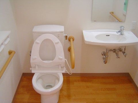 ニチイケアセンター富士厚原のトイレ。居室内に設けられた個人専用のトイレとなっております。ご自宅のようにお気軽にお使いいただけます。