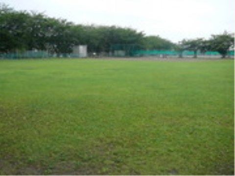 ニチイケアセンター富士厚原の公園。ゆっくりとした、優雅な時間をお過ごしできる環境がございます。