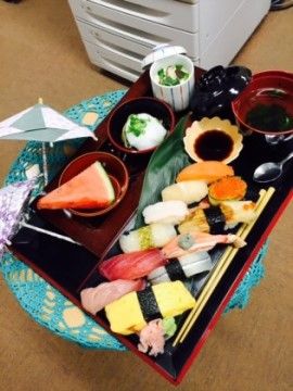 ニチイケアセンター富士厚原の食事。お寿司などの出前食もございます。いつもとは違う味をお楽しみいただけます。