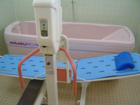 ニチイケアセンター富士厚原の機械浴室。熟練のスタッフによる入浴サポートがございます。安心してご入浴ください。