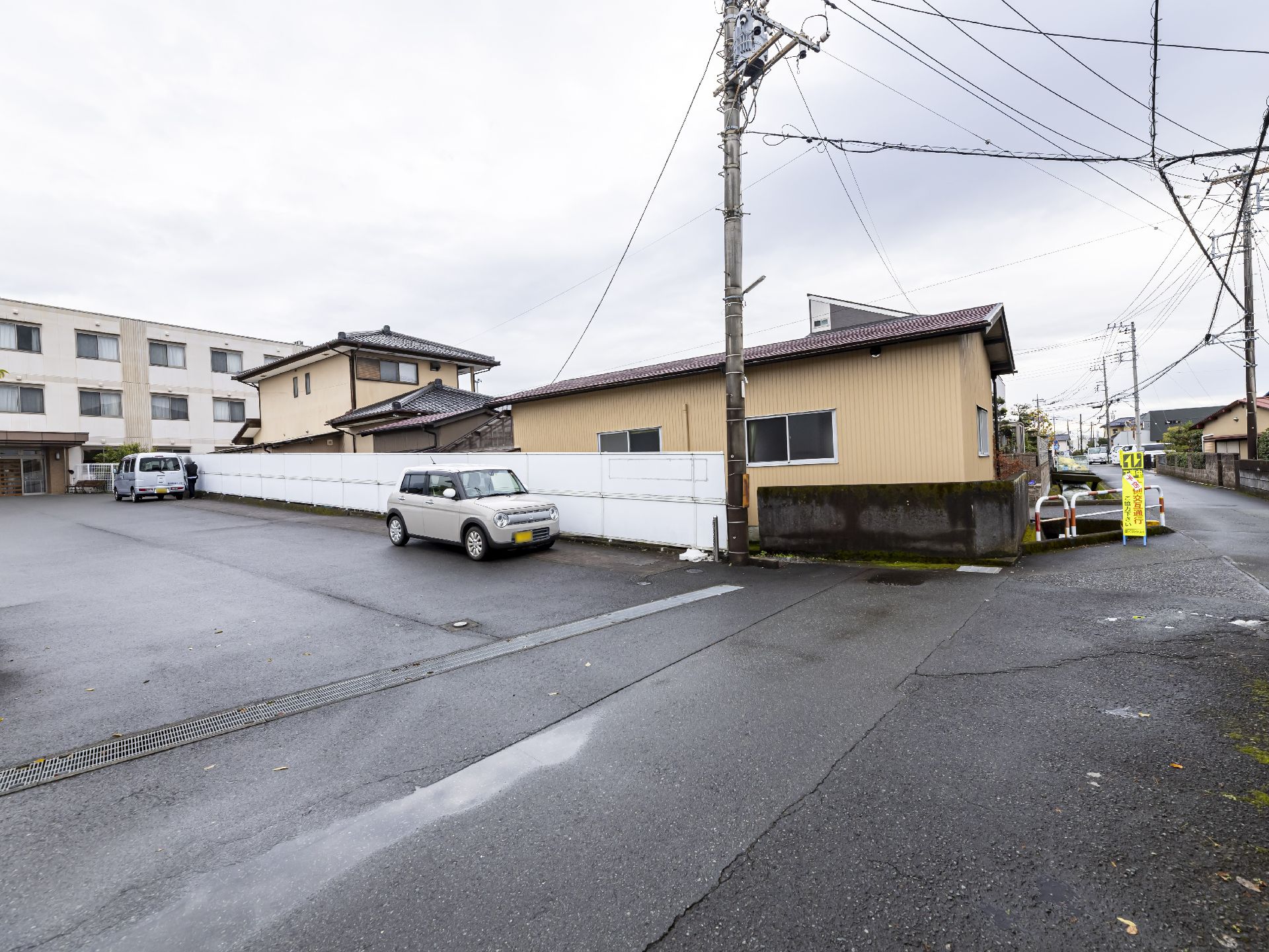 駐車場に設置された介護施設の車