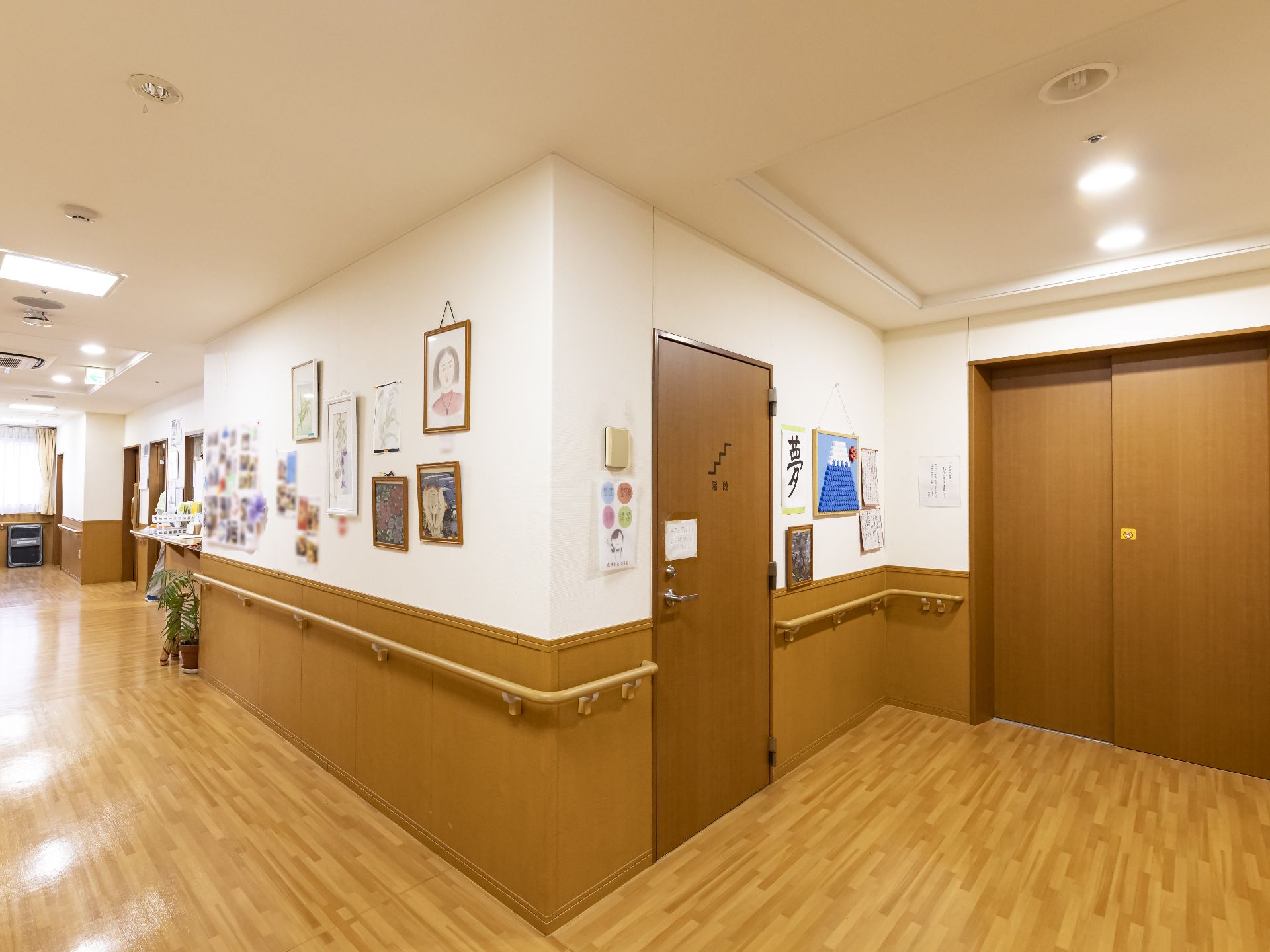 さまざまな部屋にアクセスすることができる廊下