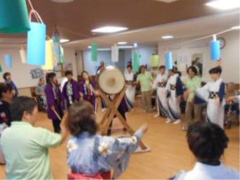 ニチイケアセンター名古屋みなとのダイニング。大勢の方々で日々賑わう、明るく活気に満ちた社交場となっております。