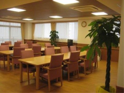 ニチイケアセンター名古屋みなとのダイニング。車いすでのご使用が楽に行えるテーブルセット、広い通路幅となっております。