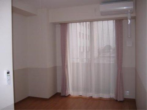ニチイケアセンター名古屋みなとの居室。日々を安心して、自分の時間を有意義にお過ごしいただける個室となっております。