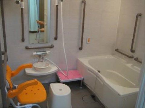 ニチイケアセンター名古屋みなとの一般浴室。手すりや転倒防止の床材を使用しておりますので、安全なご入浴をしていただけます。