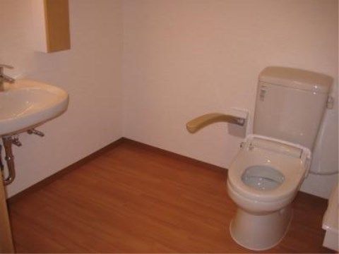 ニチイケアセンター名古屋みなとの居室トイレ。居室内に設けられた個人専用のトイレとなっております。車いすのまま使える広いスペースがございます。