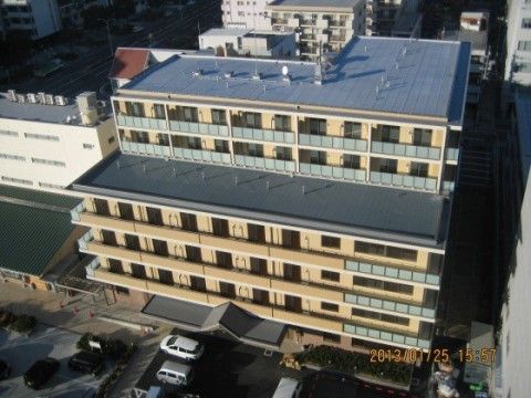 ニチイケアセンター名古屋みなとの外観。大きくしっかりとし、茶色のあたたかな外壁の施設外観です。