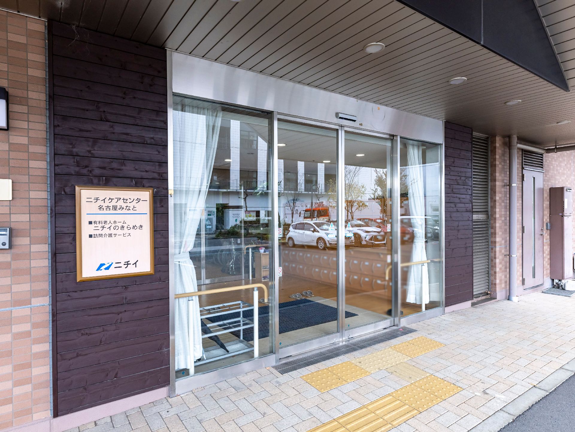 日差しの差し込むバリアフリー設計の玄関