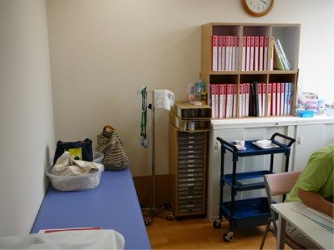 簡易ベッドが置かれ、整理棚が設置されたスタッフルーム