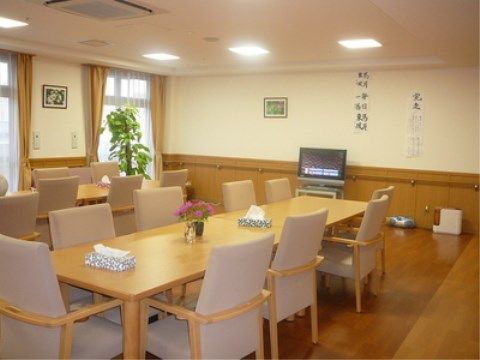 「ニチイケアセンター引山」のダイニング。椅子は左右に肘掛けをつけ、入居者様の足付き性を良くしている。