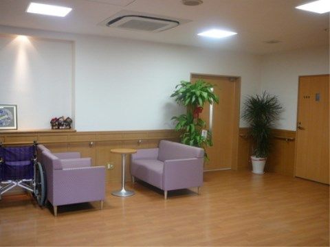 「ニチイケアセンター引山」のロビー。入居者様の安楽な暮らしが整った設備。