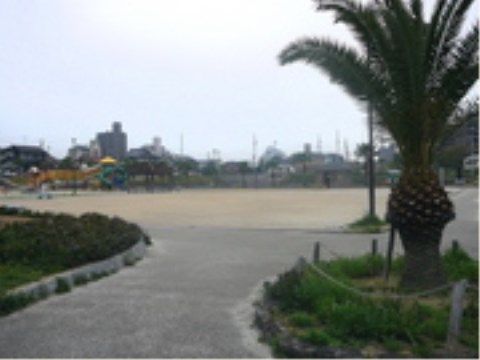 「ニチイケアセンター引山」の公園。お散歩コースに優れ、ウィーキングやランニングの運動場所になっている。