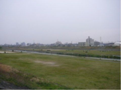 「ニチイケアセンター引山」の周辺環境。川の音や流れを見ながら、心の安らぎとなっている。