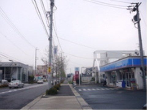 「ニチイケアセンター引山」の周辺環境。歩きやすく交通量控えめの、通りになっている。