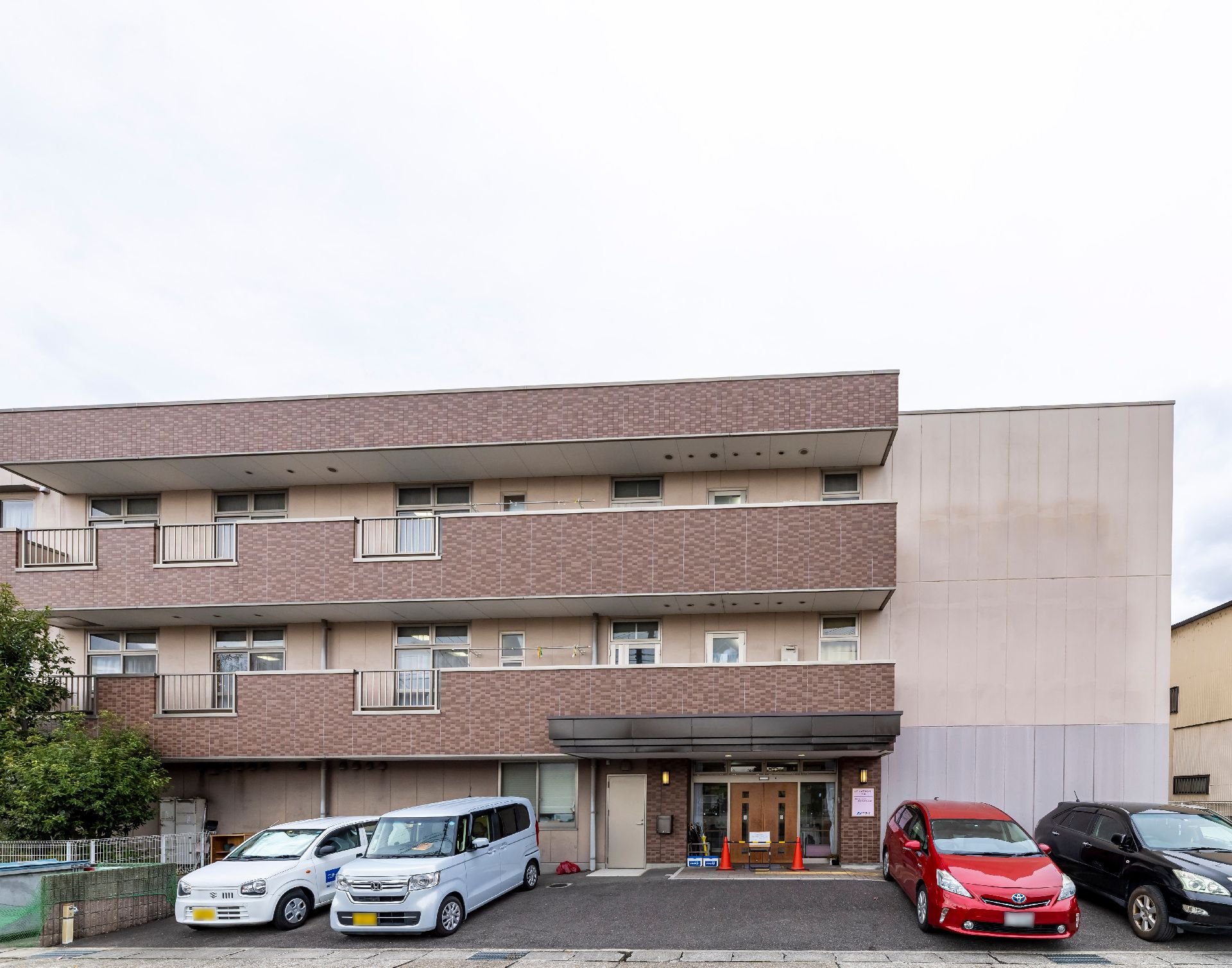 近隣に駐車場が設置されている介護施設の外観
