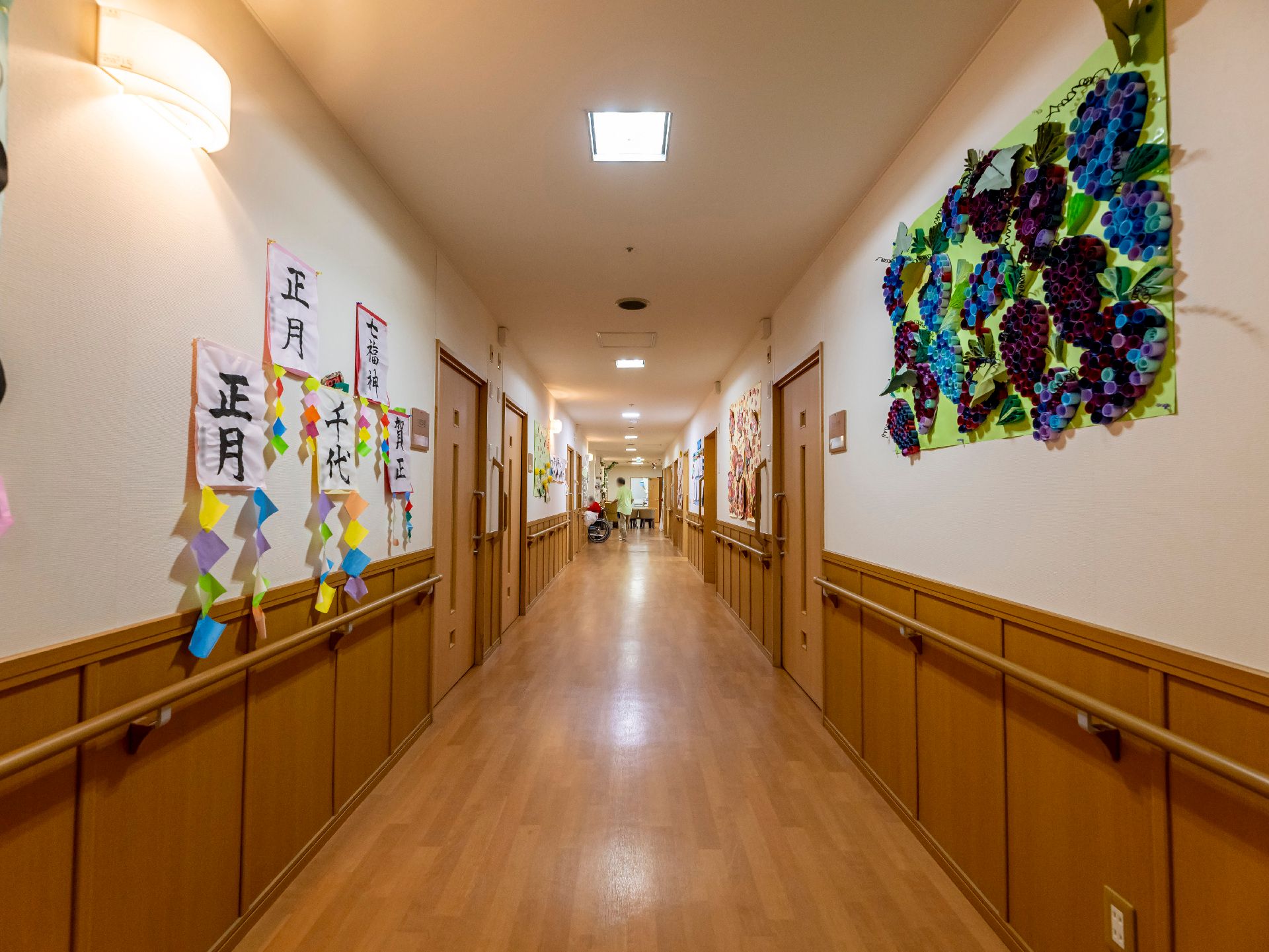 段差ができる限り解消され、壁には手すりが取り付けられている廊下