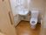 「ニチイケアセンター天神川」のトイレ。車椅子利用の方もトイレに入りやすく、取り回しの効く広さになっている。