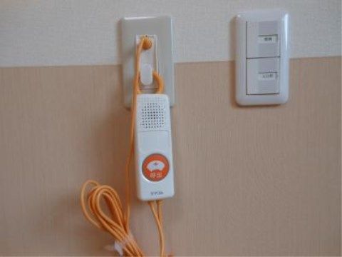 ツートンカラーの壁に備え付けられた緊急呼び出しブザー