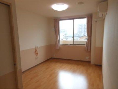 「ニチイケアセンター天神川」の居室。自宅からの家具などの持ち込みも可能である。