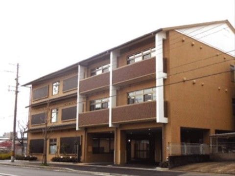 「ニチイケアセンター天神川」の外観。1Fのフロアに駐車スペースを設置しており、車を収容できる。