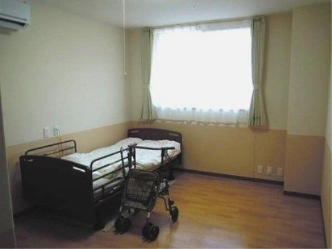 「ニチイケアセンターひめじ的形」の居室。窓の日当たりがよく気持ちの良い、介護ベッドが備え付いているので、朝の目覚めが気持ち良い。