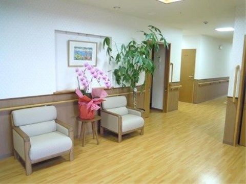 「ニチイケアセンターひめじ的形」のエントランス。エントランス前には、ソファーチェアを設置し、ゆったりと寛げる。