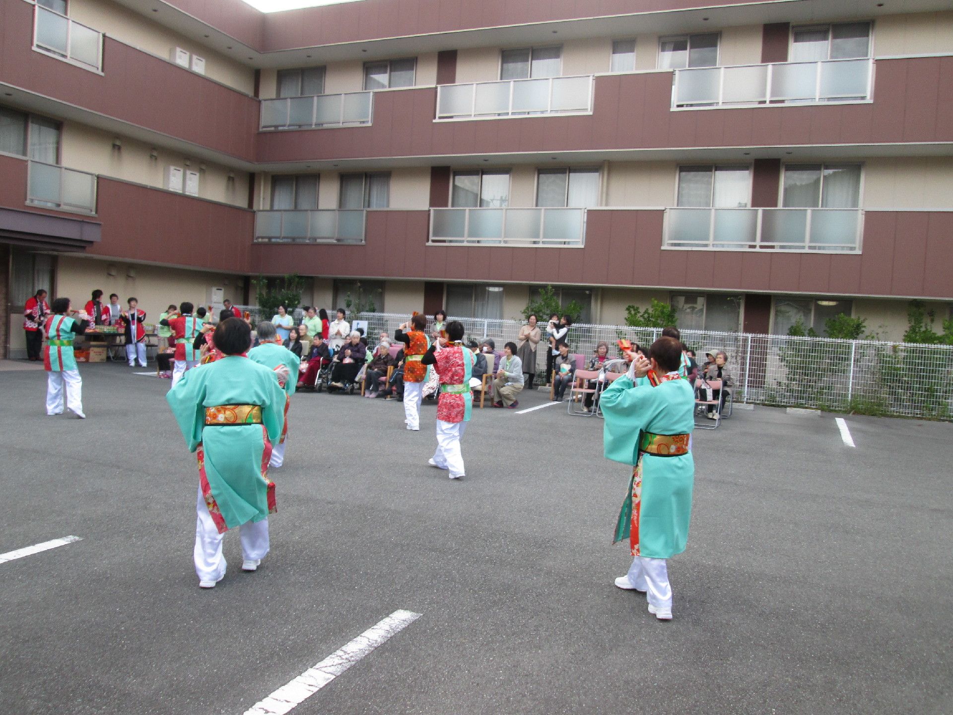 施設内では、定期的にイベントを開催する。ボランティアの方々をお招きして、踊りや歌などのパフォーマンスを鑑賞して楽しむ。