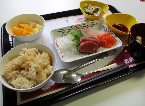 刺身と吸い物に炊き込みご飯やフルーツのデザートが付いたメニュー