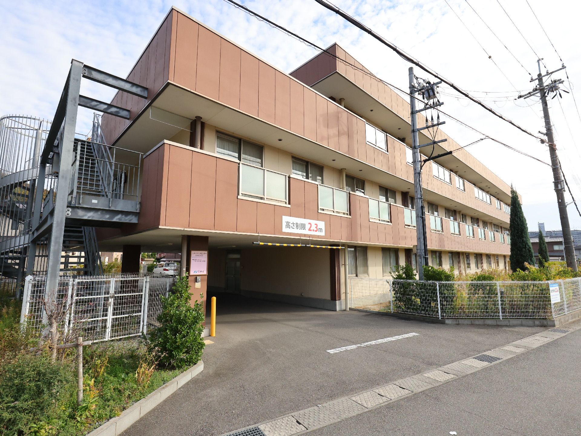 3階建ての介護付き有料老人ホームの外観