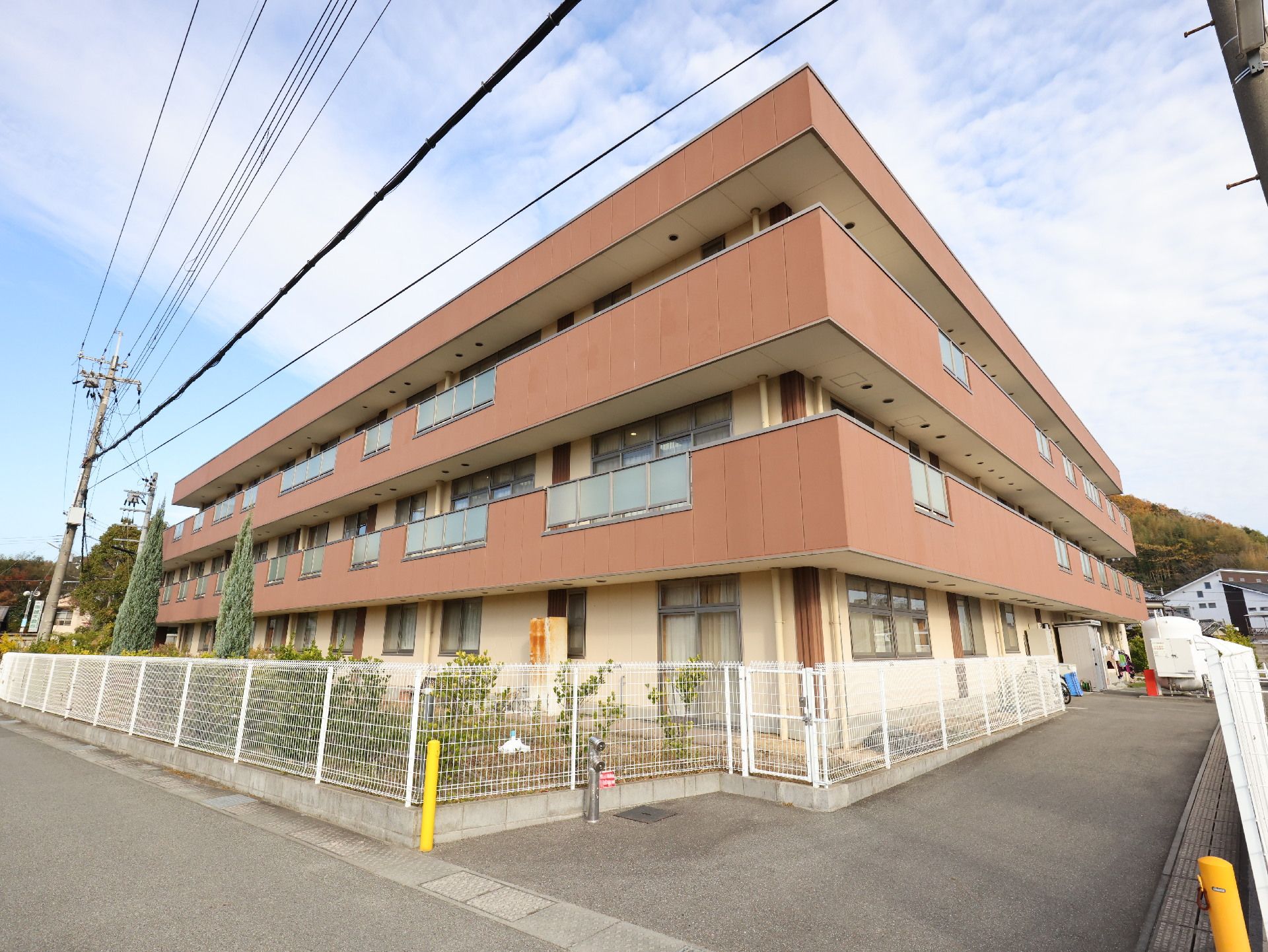 白い介護入浴機器が設置されている窓が設けられた機械浴室