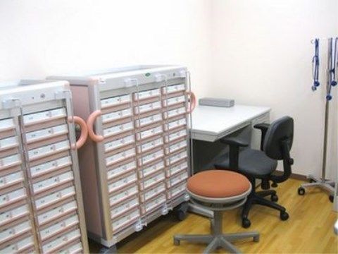 デスク横に与薬ワゴンが２台設置されている健康管理室