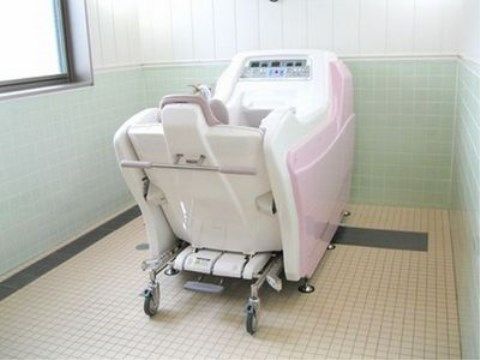 窓が設置された機械浴室に置かれているチェアーインバス