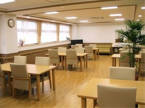 「ニチイケアセンター神戸西舞子」のダイニング。入居者様同士の交流を深められるゆとりある食堂で、車椅子が通れるよう適切な角度にしている。