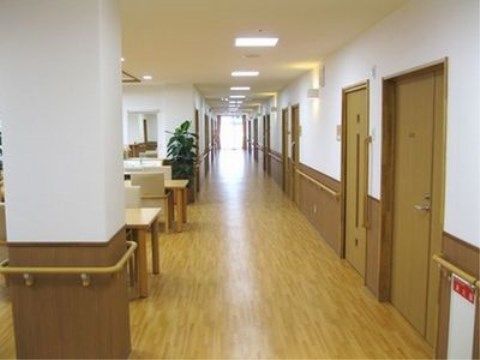 「ニチイケアセンター神戸西舞子」の廊下。フラットフロアで左右に介助手すりを設置しているので、転倒やつまずきの恐れが無し。