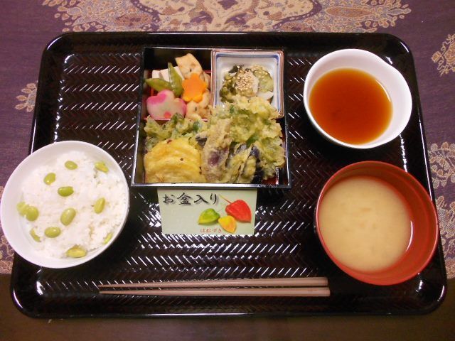 豆ごはんと味噌汁、天ぷら盛り合わせのセット
