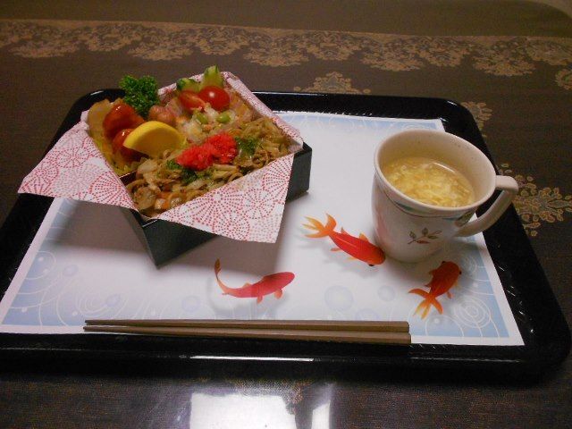 焼きそばとサラダとスープのセット