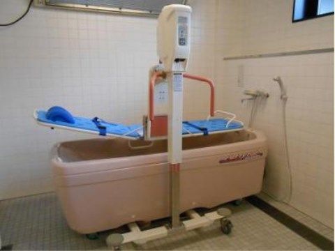 窓や浴室暖房乾燥機が設置された機械浴室に置かれている介護入浴機器