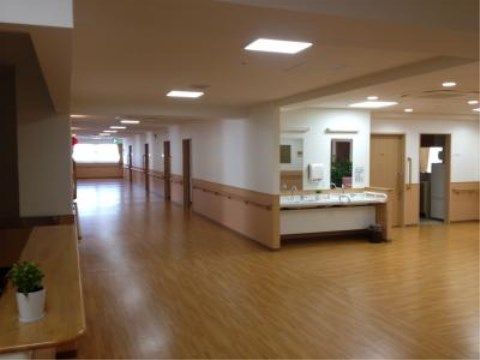 「ニチイケアセンター神戸摩耶」の廊下。広々とした廊下は、ご入居者様の適度な距離を保て、接触事故も起きない。