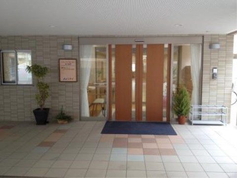「ニチイケアセンター神戸摩耶」のエントランス。バリアフリー化でフラットな床周りや自動扉を施している。