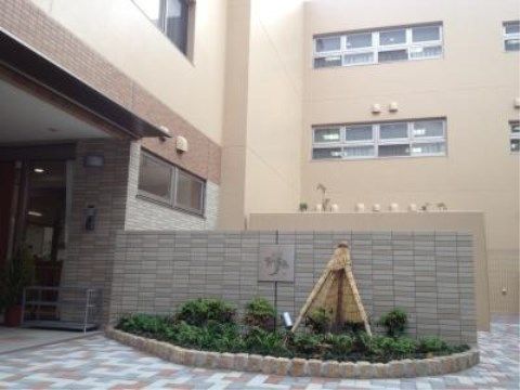 「ニチイケアセンター神戸摩耶」のモニュメント。吹き抜けで、日光が入りやすく風通しも良い。