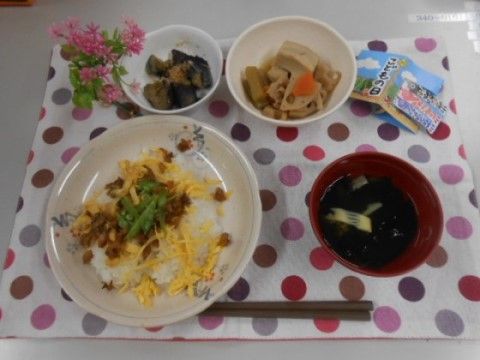 「ニチイケアセンター神戸摩耶」のお食事メニュー。可愛い水玉模様のランチョンマットの上に食器を置いている。