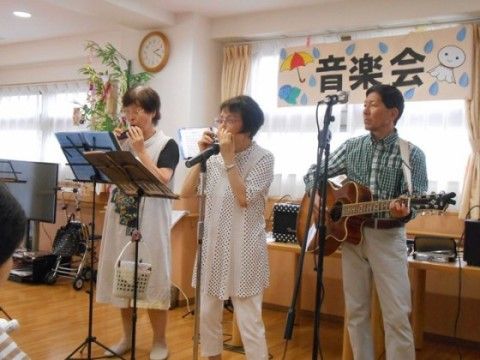 「ニチイケアセンター神戸摩耶」の音楽会。自由な音楽を弾いたり歌ったりと、音楽の楽しさを味わいながら、ストレスを解消にもなる。