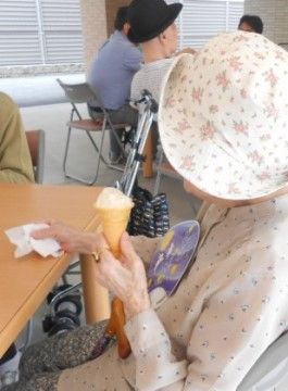 「ニチイケアセンター神戸摩耶」の屋外喫茶。リフレッシュの場を設けて、狭くなった心を広くしている。