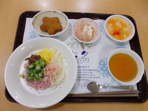 オクラや錦糸卵がのった2色のそうめんと、フルーツや星形のお菓子が付いた七夕の特別食