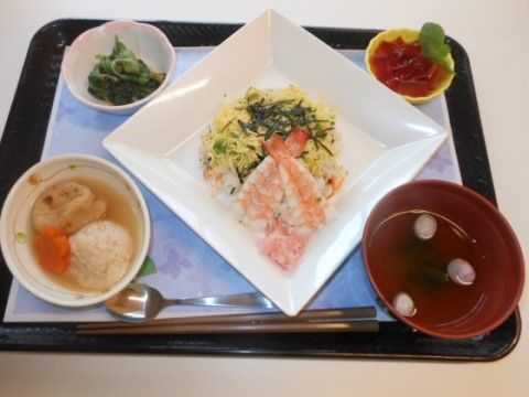 「ニチイケアセンターひめじ広畑」のお食事。お野菜、味噌汁、お新香も一緒についてくる。