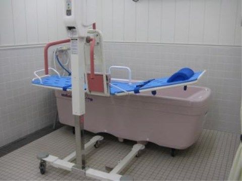 寝た体勢のまま入浴が可能な介護入浴機器が設置された機械浴室