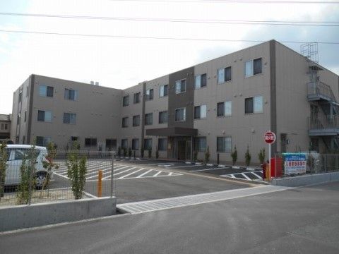 「ニチイケアセンター奈良葛城」の外観。車での来場も可能で駐車場を完備しています。